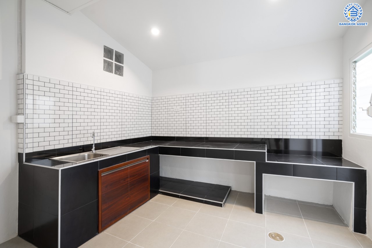 บ้านมือสองตกแต่งใหม่ ม.บุศรินทร์ วงแหวน (บ้านกล้วย-ไทรน้อย) แบรนด์ L&H เนื้อที่ 20.8 ตร.ว. ฟังก์ชัน 3 ห้องนอน 2 ห้องน้ำ ตอบโจทย์ทุกการอยู่อาศัย ใกล้เซ็นทรัลเวสต์เกต และ รถไฟฟ้า "สถานีคลองบางไผ่"